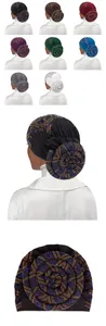 Détail du turban avec design de fleur en spirale et strass colorés brillants sur tissu
