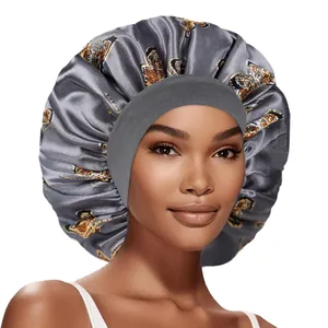 Détail du large bandeau élastique et imprimé papillon sur bonnet de nuit en satin