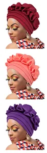 Detail der Schichtfalten an afrikanischen Turban-Hüten in Rot, Rosa und Violett Tönen