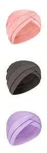 Detail von rosa, dunkelgrauen und lila Crossover-Turbanen mit weichen Plissee-Stoffen