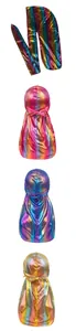 Vue détaillée du durag arc-en-ciel métallique brillant, coiffe à longue queue tendance pour hommes.