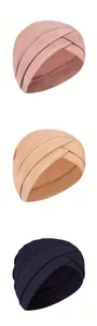 Nahaufnahme der Turban-Hüte in Marine, Rosa und Beige mit vorderem Kreuzwickel-Design