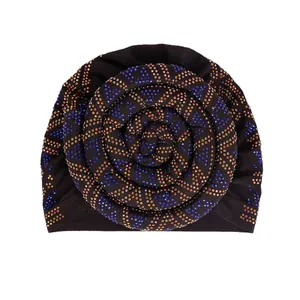 Turbant noir pour femme avec fleur spirale 3D ornée de strass multicolores