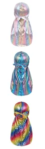 Vue détaillée du chapeau pirate durag longue queue laser soyeux brillant, dégradé coloré.