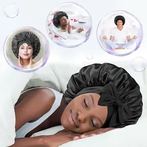 Vue détaillée du bonnet de nuit en satin noir avec nœud pour le sommeil et les soins