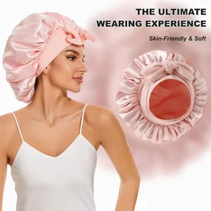 Détail du bonnet de nuit en satin rose avec bande élastique et nœud décoratif