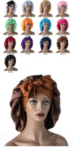 Dettaglio della cuffia in raso con grande fiocco, disponibile in 13 colori alla moda