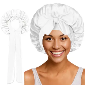 Détail du bonnet de nuit en satin blanc avec grand nœud et longues sangles réglables