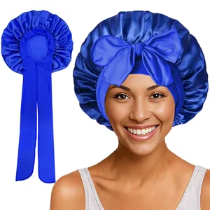 Détail du bonnet de nuit en satin bleu avec ruban long et grand nœud pour cheveux