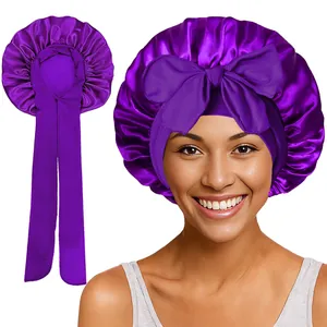 Détail du bonnet de nuit en satin violet foncé avec large bande et grand nœud décoratif