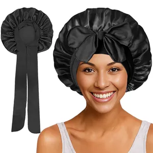 Détail du bonnet de nuit en satin noir avec large ruban et bordure élastique