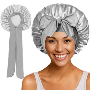 Détails du bonnet en satin gris argenté avec longs rubans pour protéger les cheveux