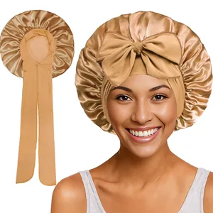 Détail du bonnet en satin champagne avec ruban ajustable et design plissé sur le dessus