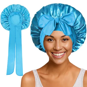 Détails d'un bonnet de nuit en satin bleu brillant avec grand nœud et rubans longs