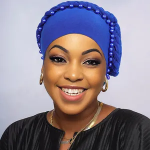 Dettaglio di un turbante blu reale con elegante design intrecciato e perline abbinate