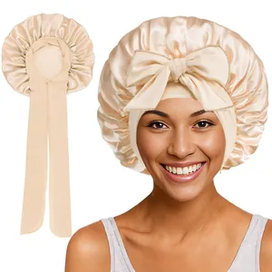 Détail du bonnet de nuit en satin champagne avec rubans larges et bordure élastique