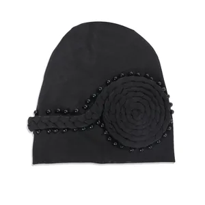 Turbante nero elegante con fiore intrecciato e perle per donne musulmane di stile