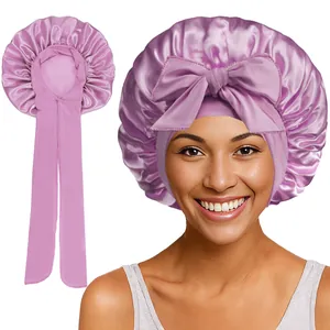 Vue détaillée du bonnet de nuit en satin lilas avec longs rubans et bord élastique