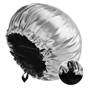 Detalle del gorro de dormir de satén de doble capa con hebilla ajustable y elástico
