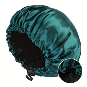 Detalle del cordón elástico ajustable y la hebilla en el gorro de dormir de satén