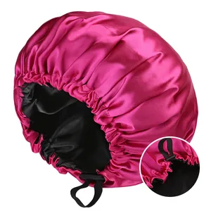 Detalle del gorro de dormir de satén de doble capa con hebilla ajustable y banda elástica