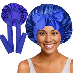 Détails du bonnet de nuit en satin bleu avec larges rubans et nœud décoratif
