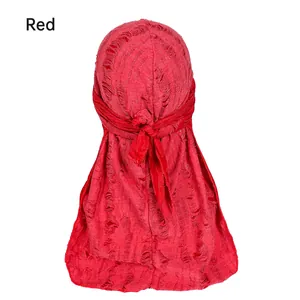 Detailaufnahme von rotem Samt-Durag mit Distressed-Löchern und langen Bändern