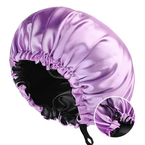 Detalle del cordón ajustable en el gorro de dormir de satén púrpura de doble capa para hombre