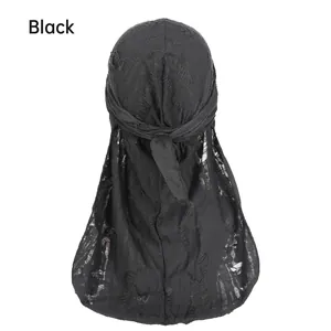 Nahaufnahme des schwarzen Durag-Stoffs im Distressed-Look mit atmungsaktiver Textur und Hip-Hop-Stil