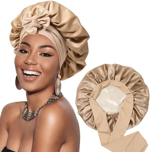 Détails du bonnet de nuit en satin champagne avec larges lanières et texture soyeuse