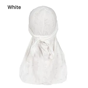 Detailaufnahme des weißen Durags im Distressed-Look mit atmungsaktivem Spitzenstoff und Bändern