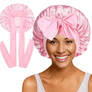 Bonnet de nuit en satin rose avec longs rubans et un grand nœud décoratif