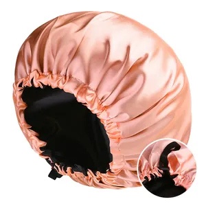 Detalle de la correa elástica ajustable en el gorro de dormir de satén de doble capa