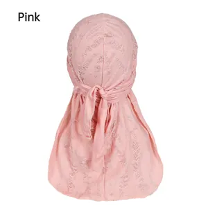 Detail eines rosa Durag im Distressed-Look mit ausgefranstem Stoff und Bindeband