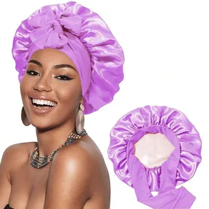 Détail du bonnet de nuit en satin violet avec large ruban élastique et fini soyeux