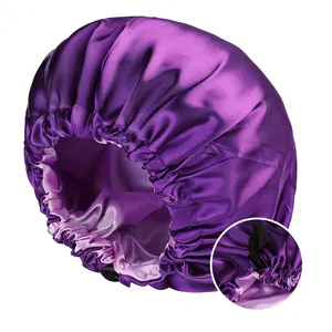 Detalle de la correa elástica ajustable y el gorro de dormir de satén de doble capa