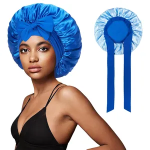 Détail du bonnet de nuit en satin bleu roi avec grand nœud et ruban de réglage à l'arrière