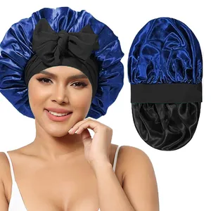 Détail du bonnet de nuit en satin double épaisseur avec ruban et grand nœud décoratif