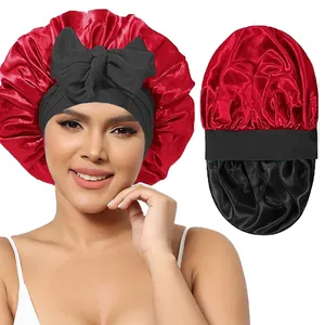 Détail du bonnet de nuit en satin rouge et noir avec un large bandeau élastique à nœud soyeux