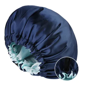Detalle de la correa elástica ajustable en el gorro de dormir de satén de doble capa