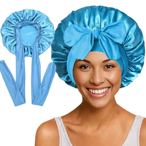 Détail du bonnet de nuit en satin bleu avec grand nœud et bord élastique pour les cheveux