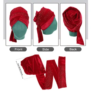 Roter Samt-Turban mit Strasssteinen in der Vorder- Seiten- und Rückansicht Höhe 25 cm