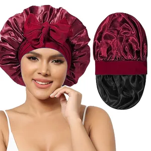 Vue détaillée du bonnet de nuit en satin double couche bordeaux avec un grand nœud