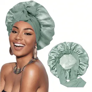 Détail du bonnet de nuit en satin vert clair avec large bande élastique et ruban noué