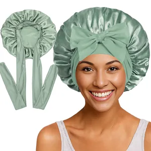 Bonnet de nuit en satin vert sauge avec de longs rubans réglables et un grand nœud