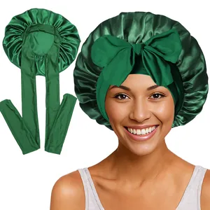Détail du bonnet de nuit en satin vert foncé avec longs rubans et nœud pour les cheveux