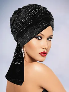 Detailansicht des schwarzen Samt-Turbans mit silbernen Strasssteinen und Falten-Design