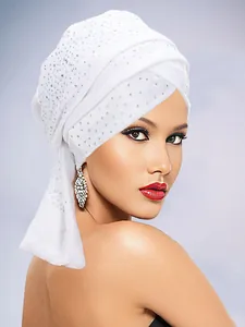 Nahaufnahme eines weißen Samt-Turbans mit glitzernden Strasssteinen und Schichtdesign