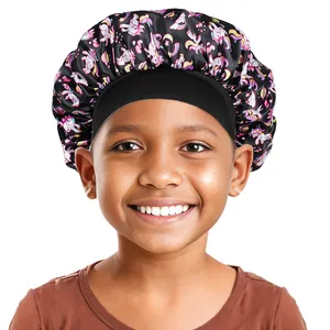 Detailansicht der elastischen Satin-Schlafmütze für Kinder mit Einhornmuster in Schwarz