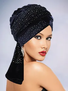 Nahaufnahme des schwarzen Samt-Turbans mit funkelnden Strasssteinen und elegantem langen Tuch
